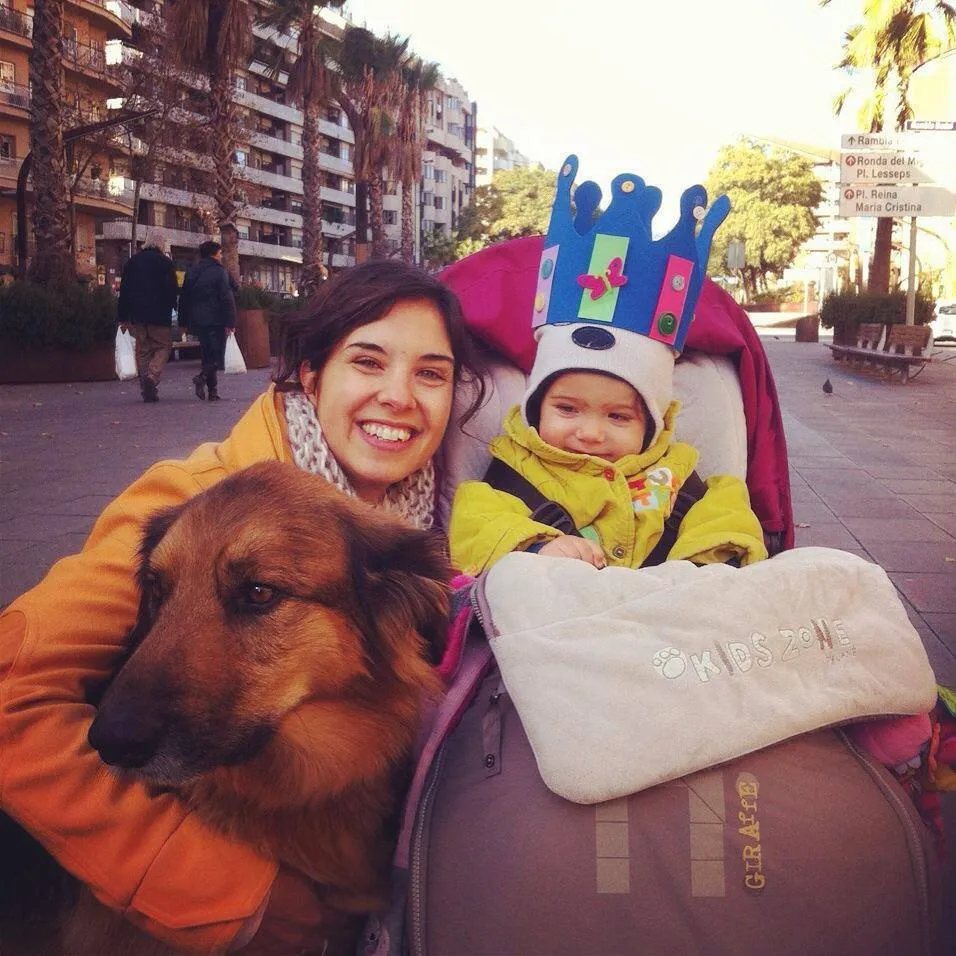 Niños y perros adoptados